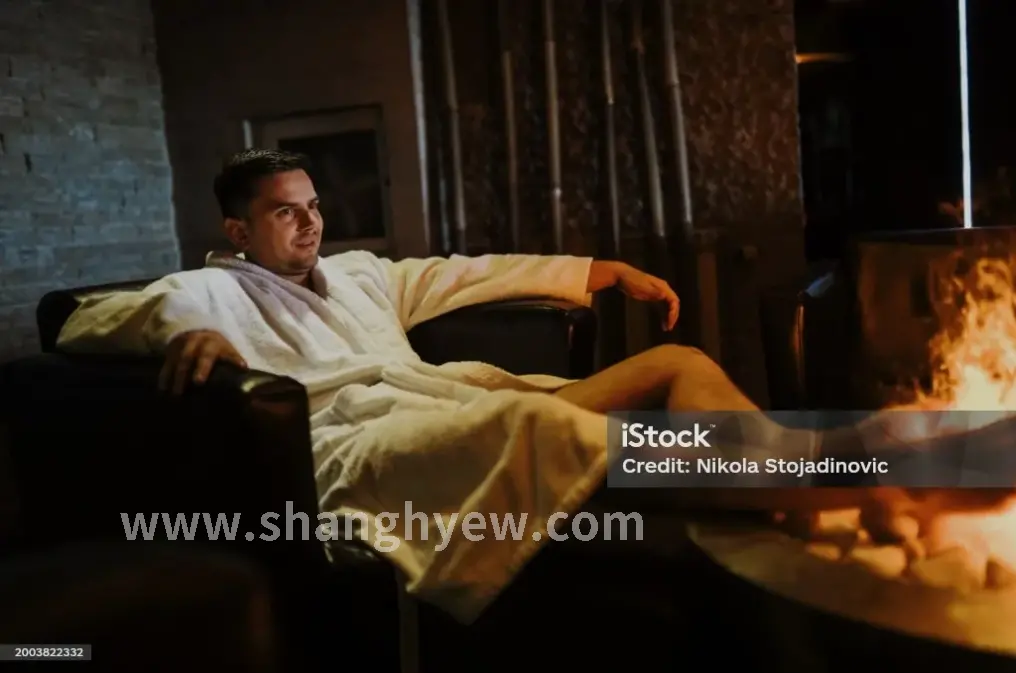 桑拿后享用饮品和水果