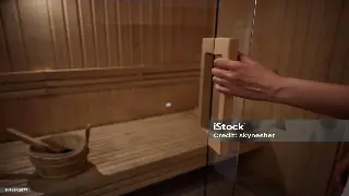 热气腾腾的秘密：桑拿养生，穿越千年的古老智慧 海报